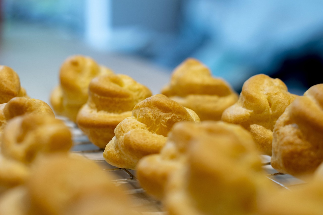Choux cuits dorés et gonflés