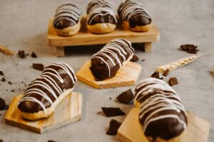 Éclairs au chocolat maison avec glaçage brillant sur grille de refroidissement