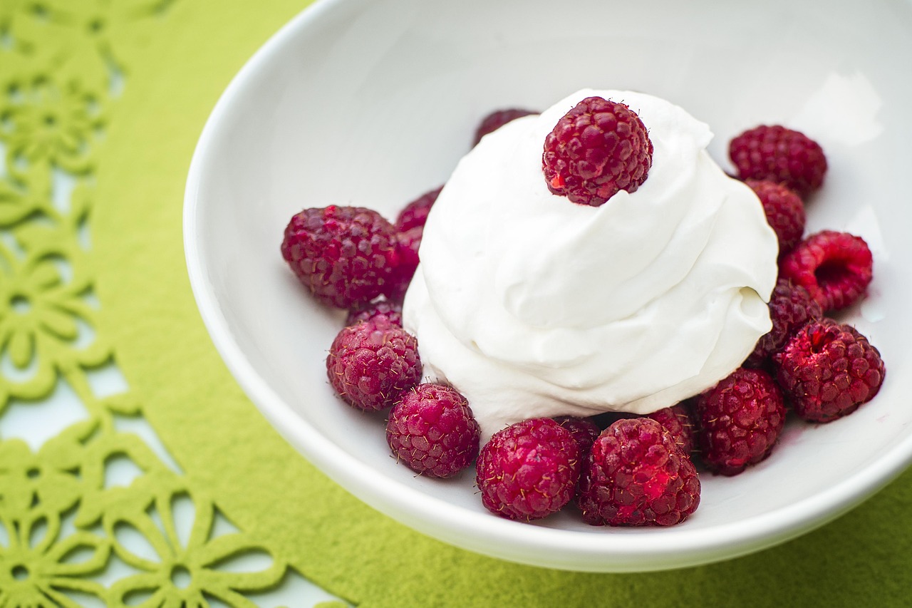 Fruits rouges frais avec crème fouettée