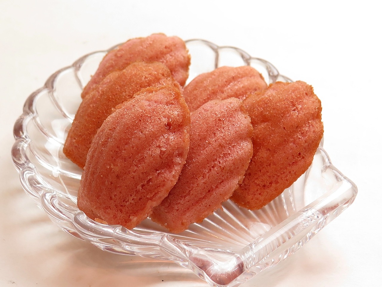 Madeleines fraîchement cuites et dorées