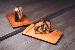 Gâteau marbré chocolat-vanille tranché montrant les volutes intérieures