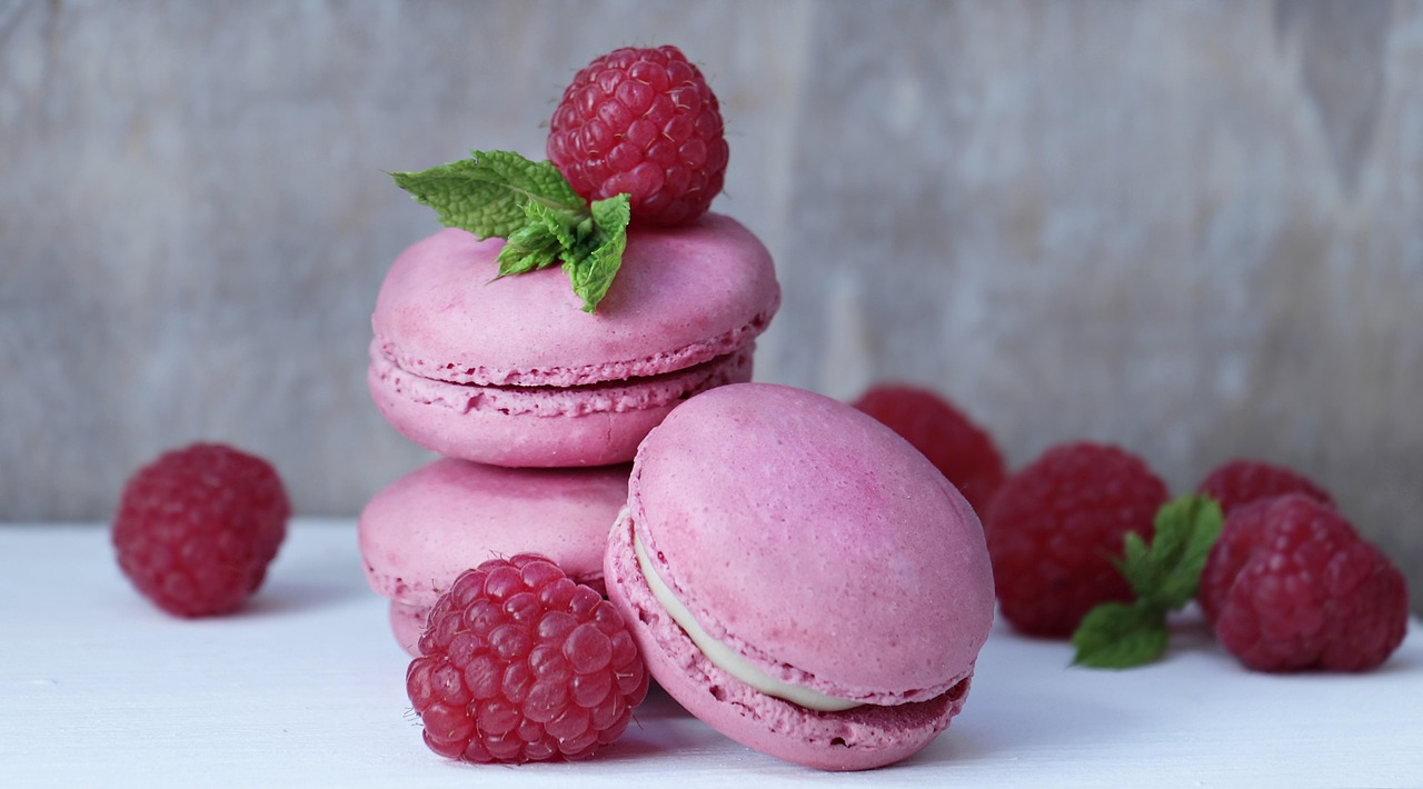 Meringues et macarons aux framboises