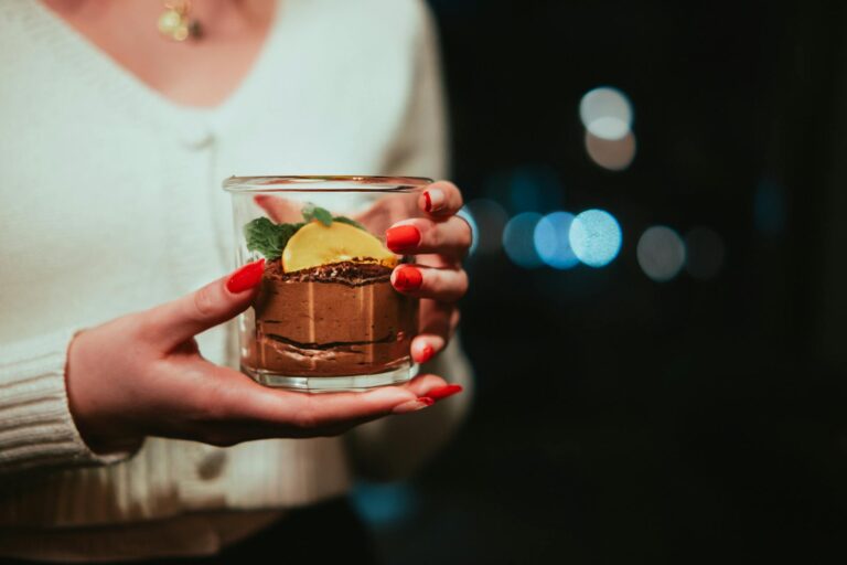 Mousse au chocolat noir aérienne servie en verrines