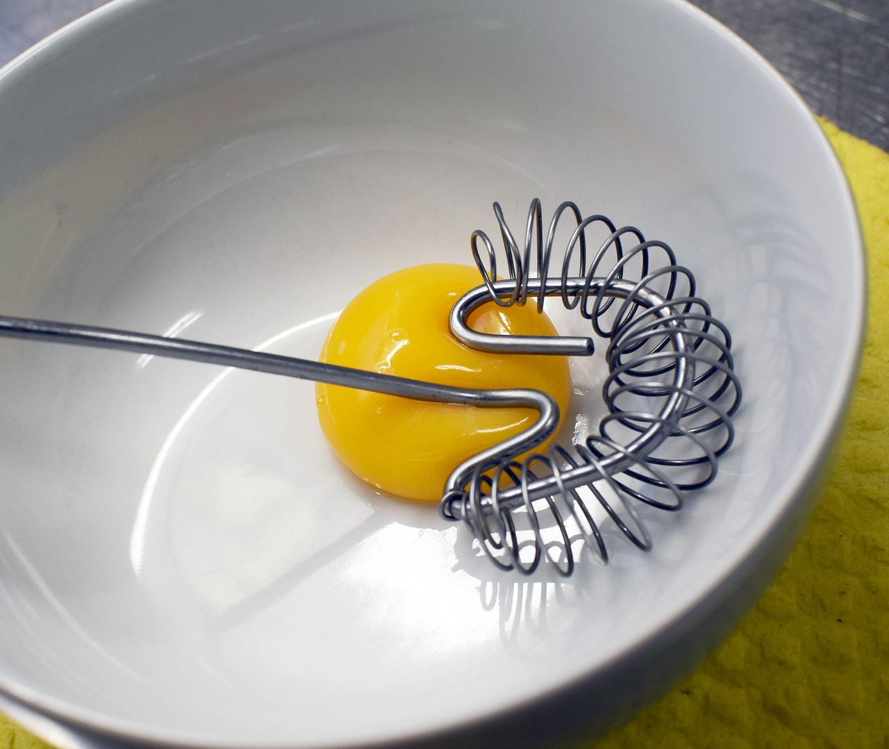 Jaune d'oeuf et fouet pour préparation