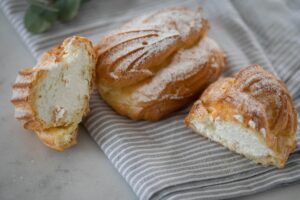 Paris-Brest à la crème pralinée avec amandes effilées et sucre glace