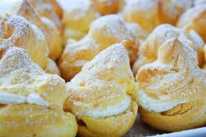 Choux à la crème bien gonflés et dorés sortis du four