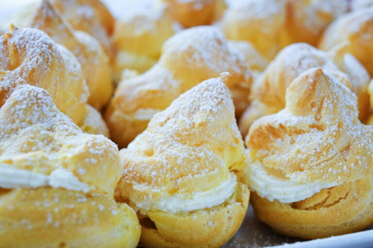 Choux à la crème bien gonflés et dorés sortis du four