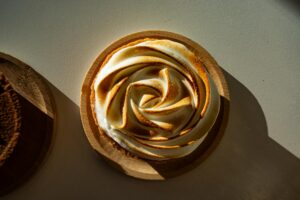 Tarte au citron meringuée avec meringue italienne dorée au chalumeau