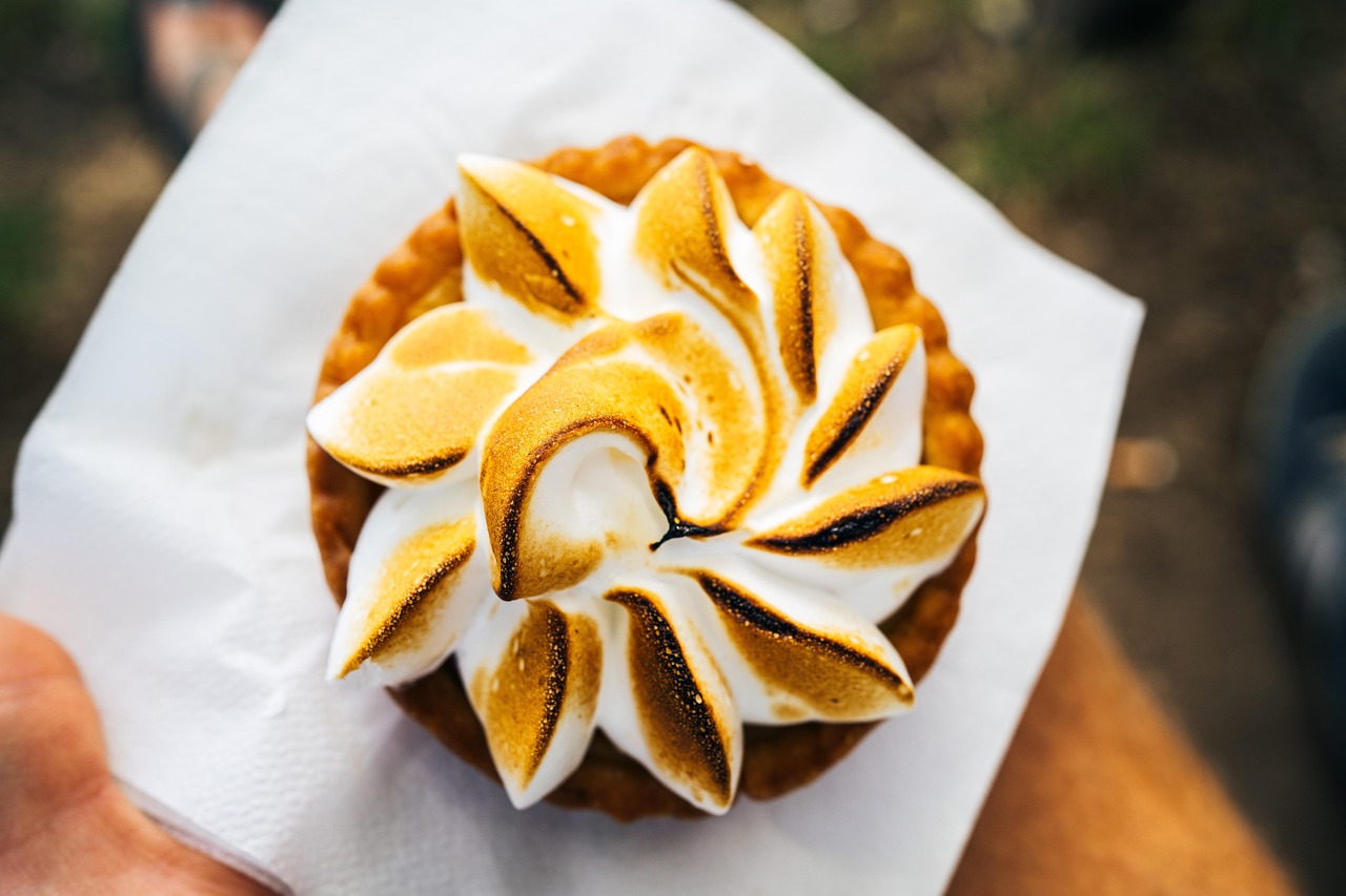 Tarte au citron meringuée dorée au chalumeau