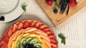 Tarte aux fruits rouges fraîche avec fraises framboises et myrtilles