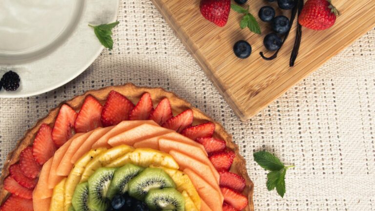 Tarte aux fruits rouges fraîche avec fraises framboises et myrtilles