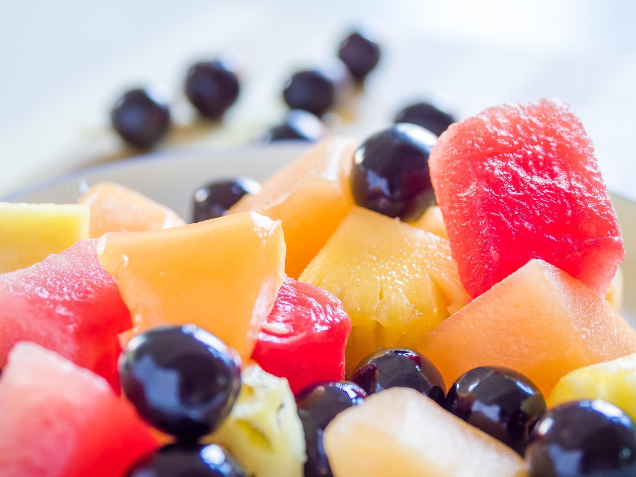 Tarte aux fruits rouges garnie de fraises et framboises