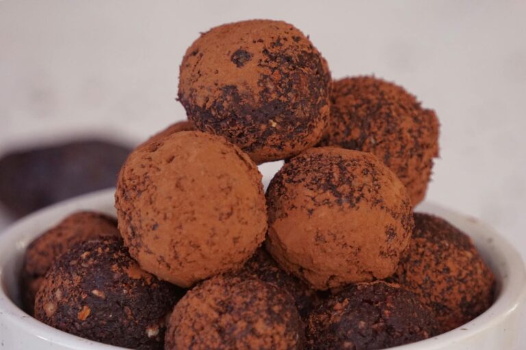 Truffes au chocolat noir roulées dans le cacao amer pur