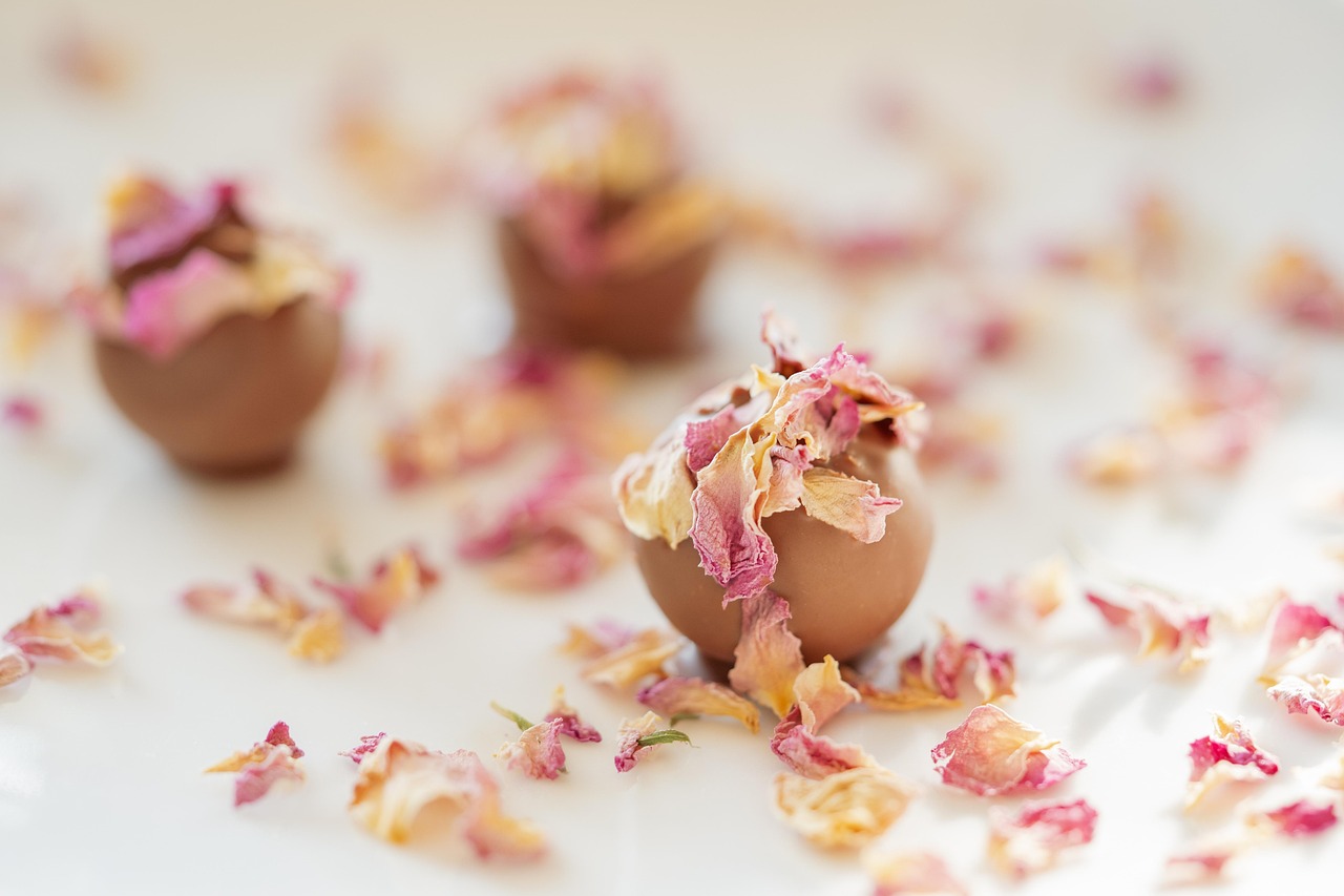 Truffes au chocolat avec pétales de rose